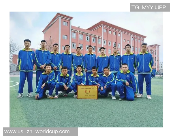 足球的魅力在于32块拼接的完美与团结精神的传承